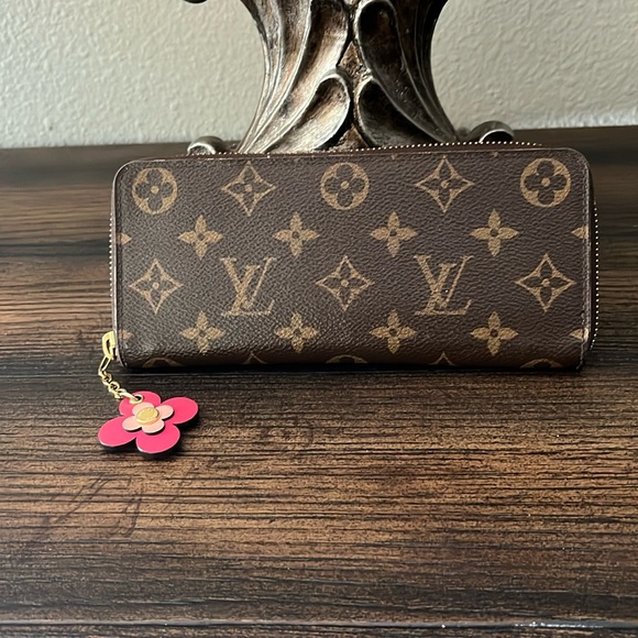 LOUIS VUITTON WALLET - Picture 1 of 14